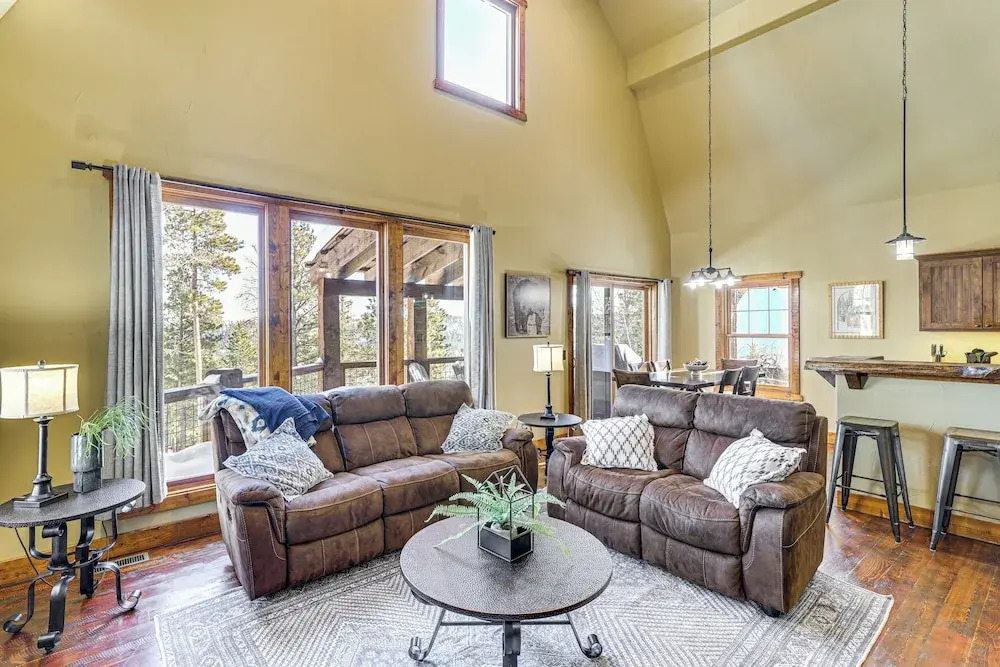 5 Mi to Terry Peak: Spacious Lead Cabin w/ Hot Tub