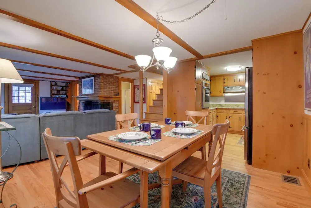 North Conway Home < Walk to Slopes at Cranmore!