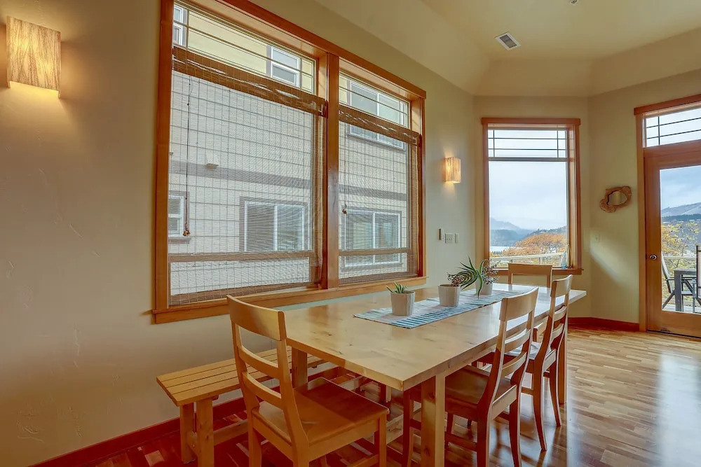 Bridge View Loft 3 Bedroom Condo by RedAwning