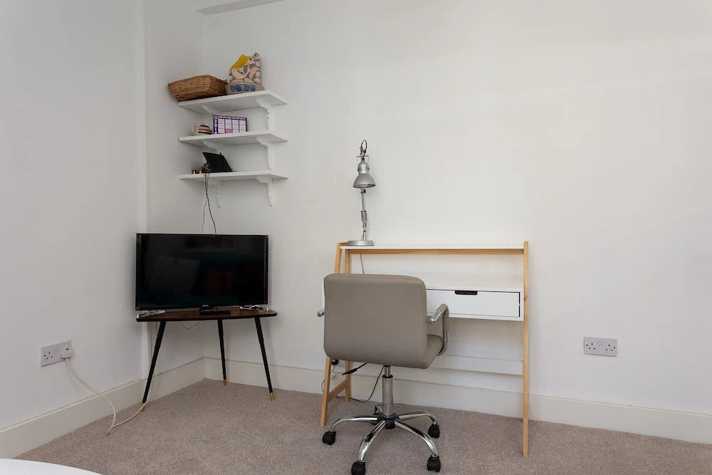 2 Bedroom Flat In South London