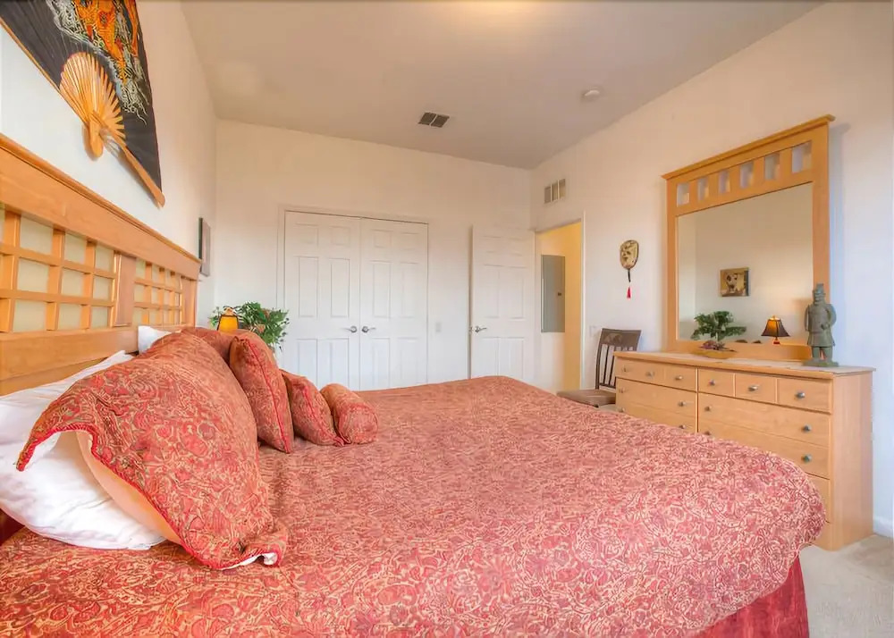 Stunning Top-Floor Condo, next to Clubhouse