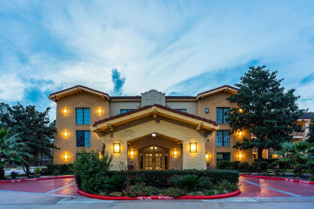 Super 8 by Wyndham The Woodlands North