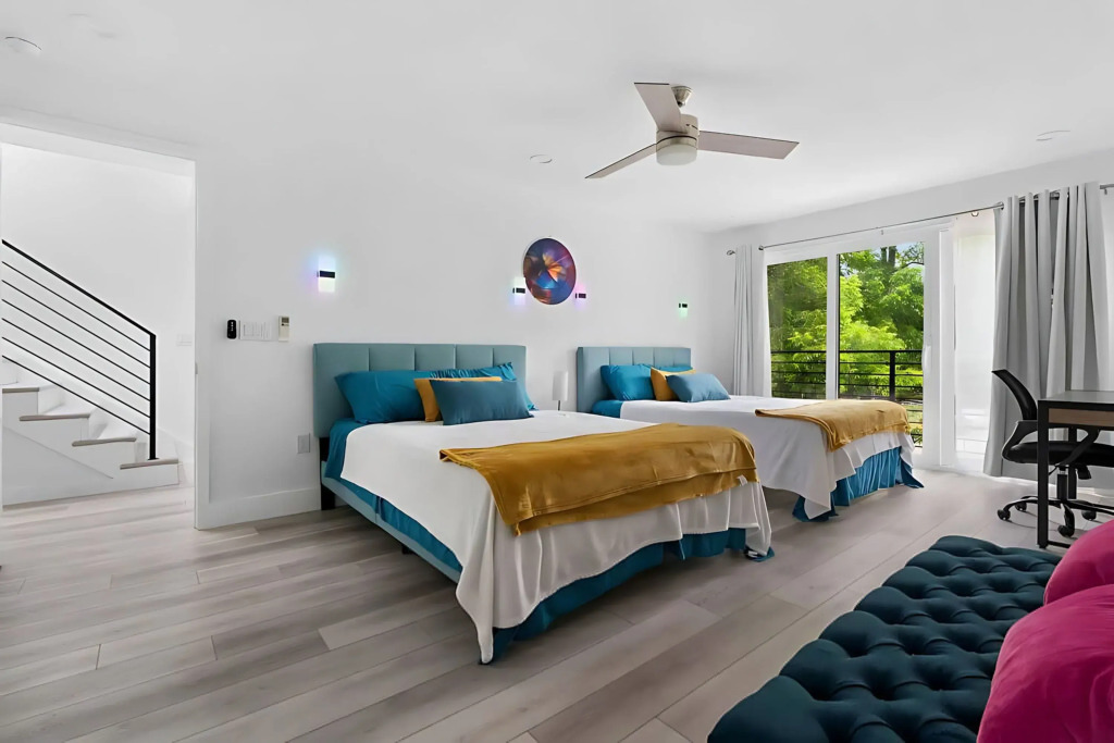 16 Guest Home w Outdoor Lounge and Rooftop Patio, Austin