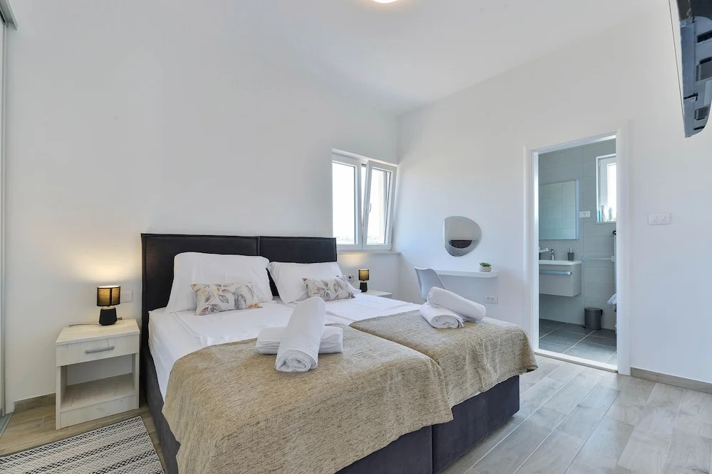 Modern & spacious villa with pool AE1445