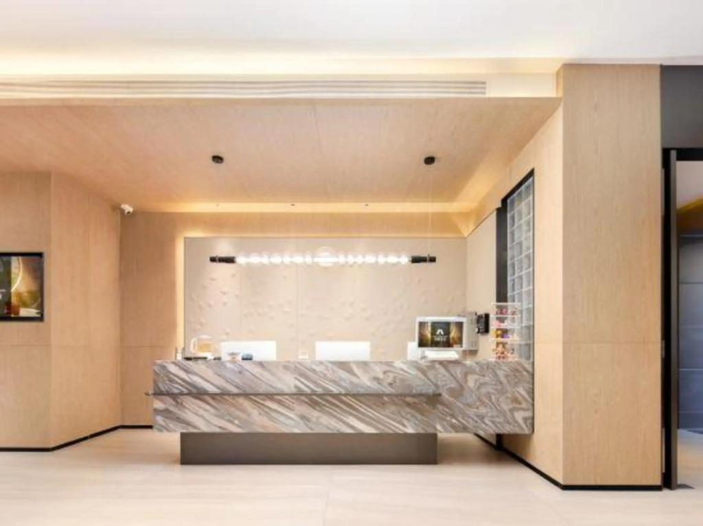 Happy Travel Hotel (Haikou MOVA Commercial square Duty Free)