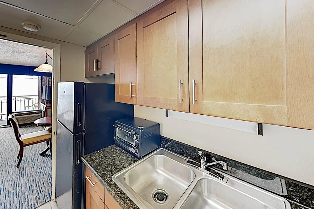 New Listing! Beach Penthouse W/ All-season Pool 1 Bedroom Condo