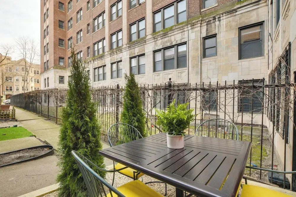 Stylish Chicago Retreat: Walk to Loyola University