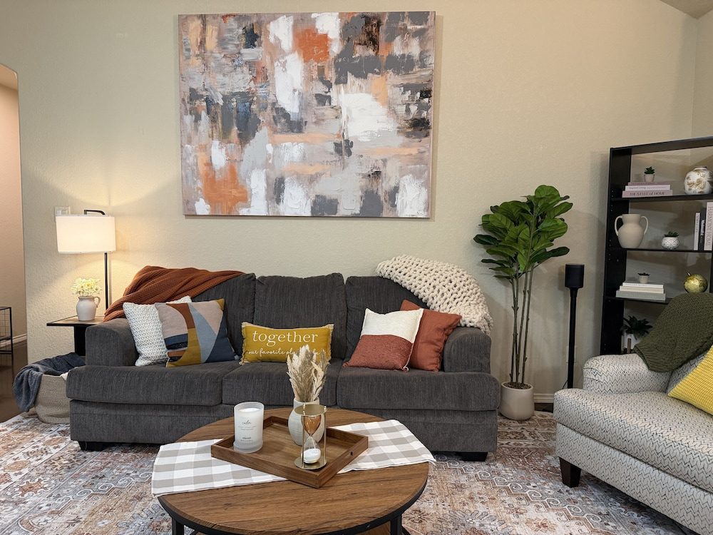 Pet-Friendly 3BR Fire Pit & Games Near Sea World
