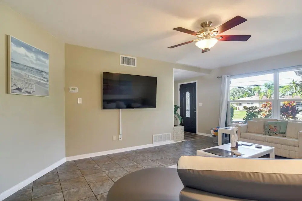 4 Mi to Indian Rocks Beach: Quiet Family Escape!