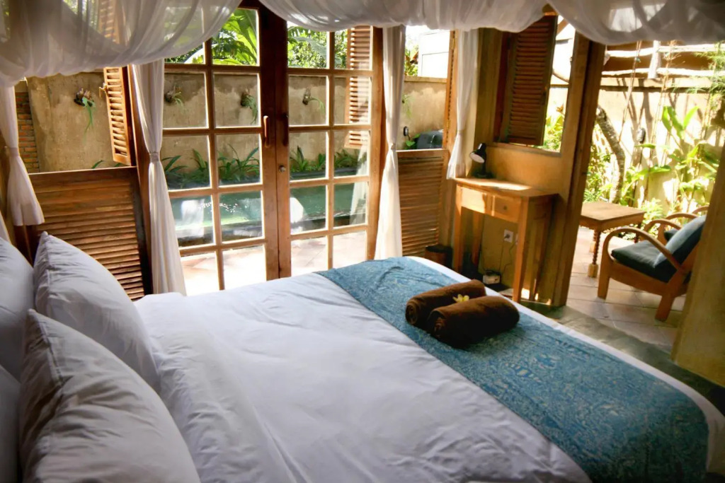 Artist Eco Villa With Wood And Clay