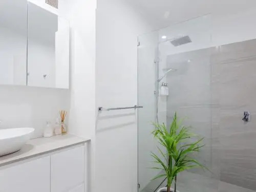 68 'Bay Parklands' , 2 Gowrie Ave - Aircon, Pool, Tennis Court, Communal Spa