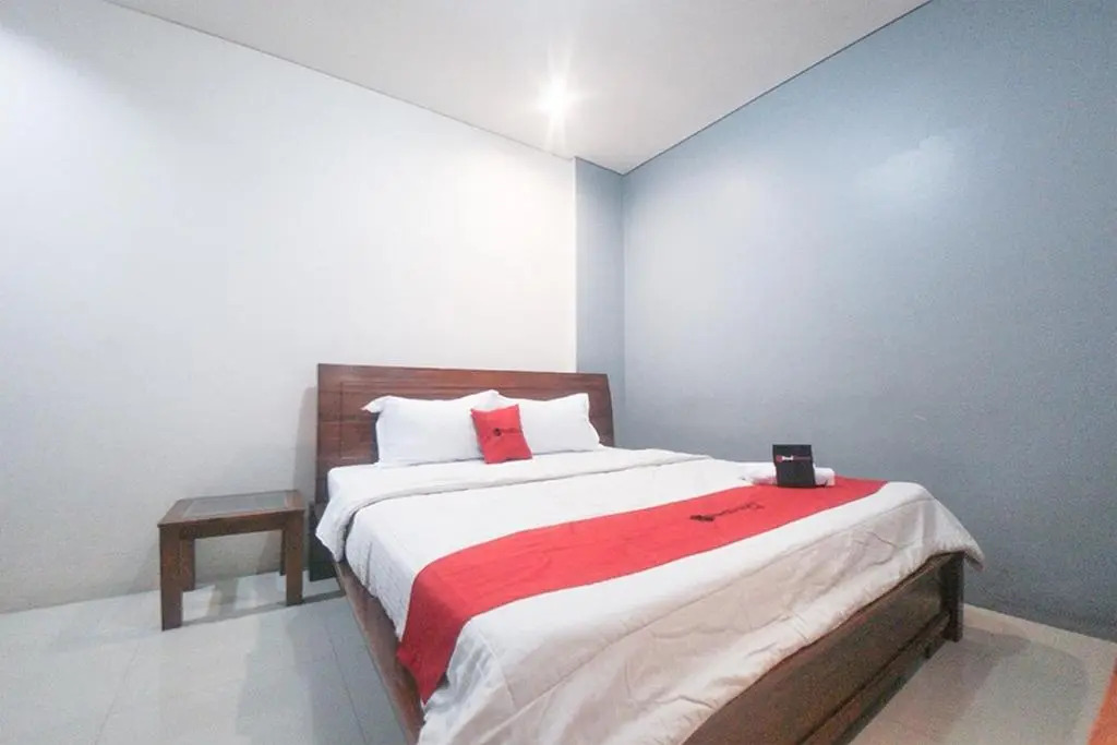 RedDoorz Plus near Green Pramuka Square Mall