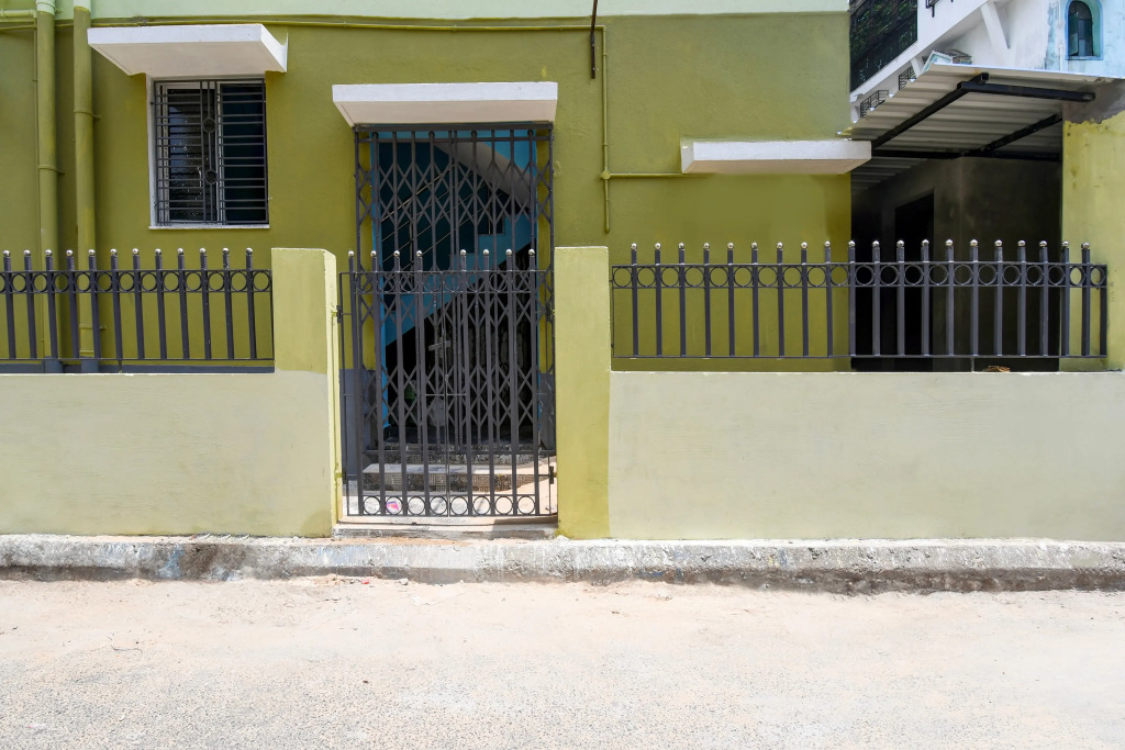 Hotel O Shivam Regency Near Acropolis Mall