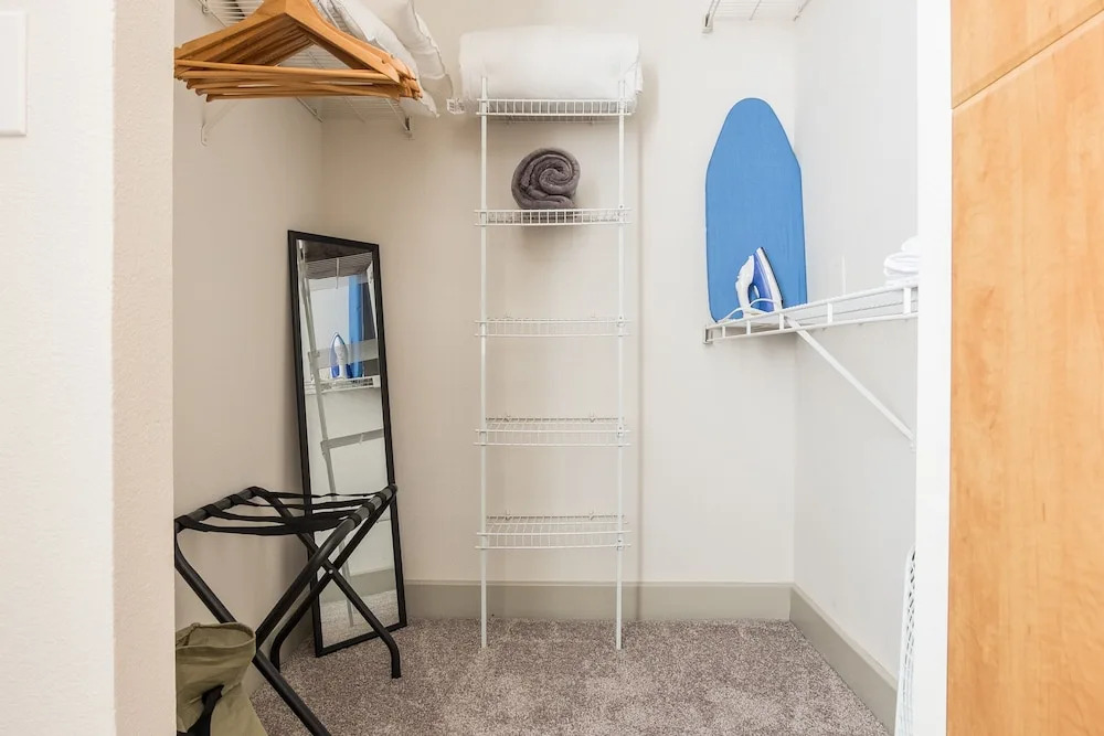 1 BR Apt near Dining Shopping Nightlife by Frontdesk