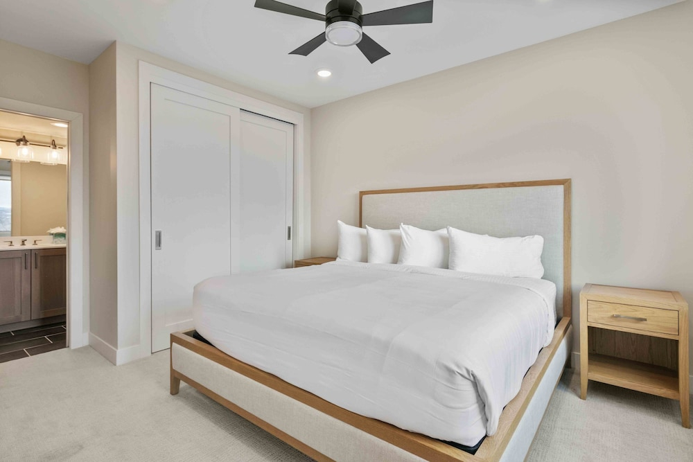Easy East Village Ski Access Hot Tub 5br 5 Bedroom Home
