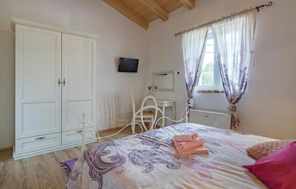 Gorgeous Home In Peruski
