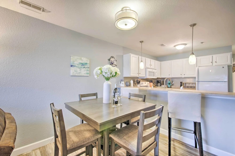 Screened Balcony w/ Views: Sleek Lake Ozark Gem!