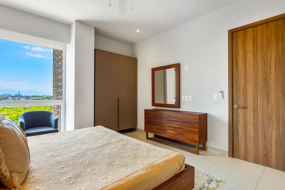 5th-floor apt Near the Ocean With Infinity Rooftop Pool, Balcony, Washer/dryer