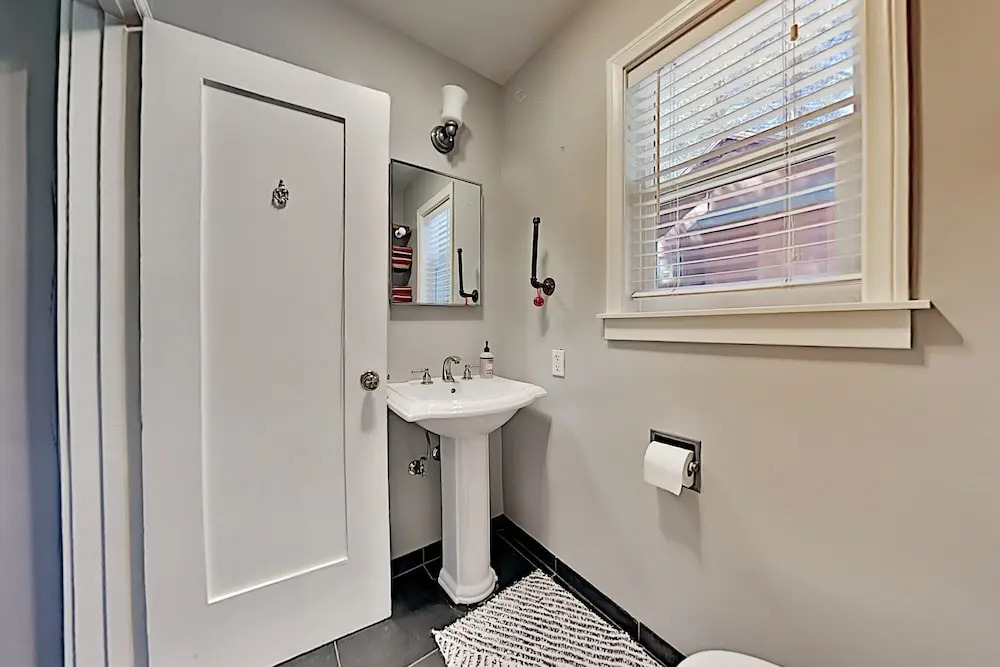 Incredible Restored Vintage W/ Hot Tub 2 Bedroom Home