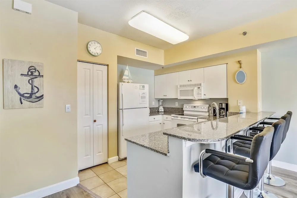 Shores of Panama 2025 - 1 Bedroom + Bunks . Reserved Parking, Free Fun! 1 Condo by RedAwning