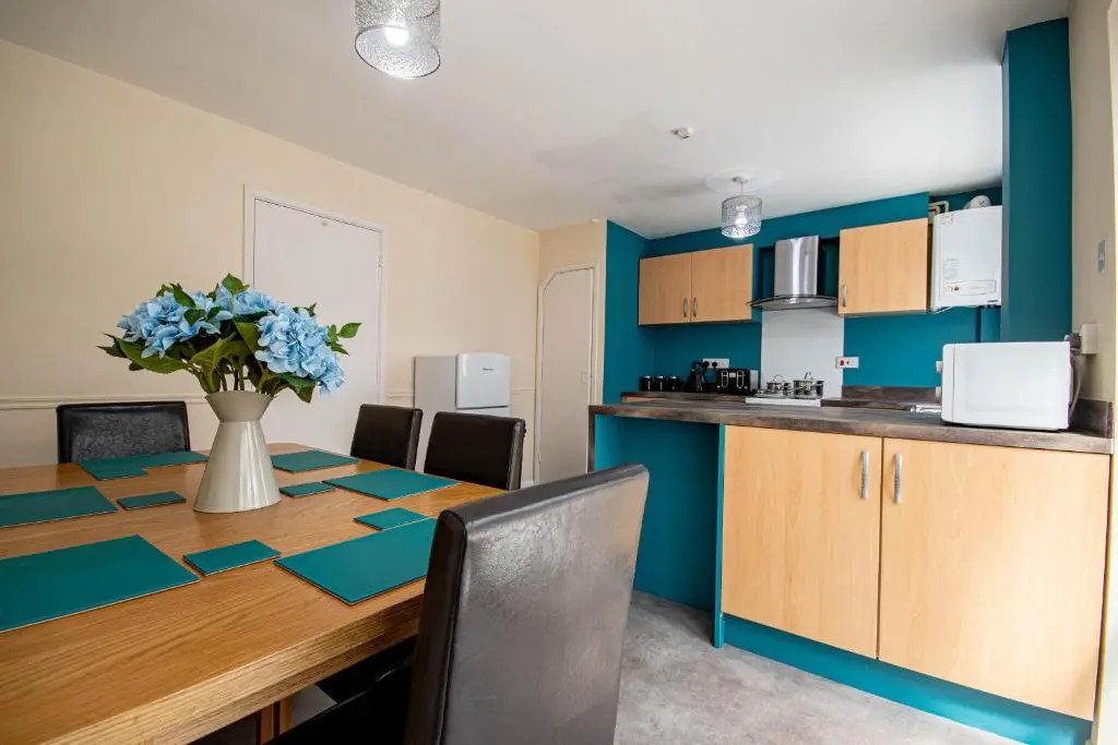 3-bedroom house with garden, conservatory, in centre of Worcester