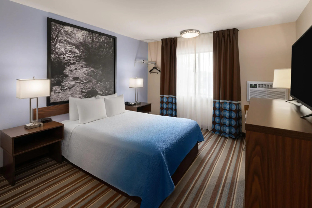 Super 8 by Wyndham Longmont/Twin Peaks