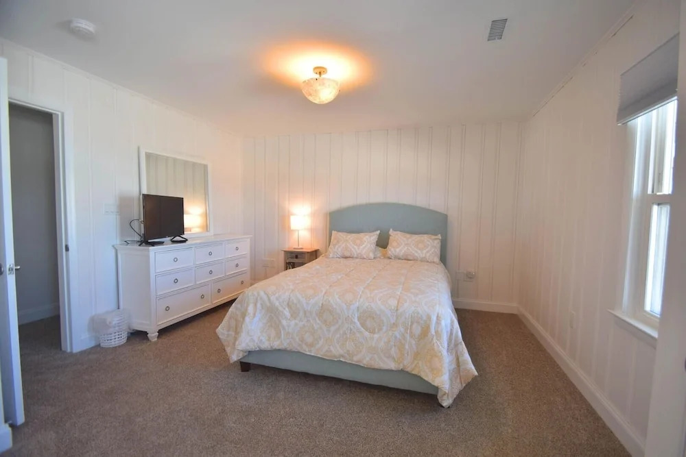 Alameda 6 1 Bedroom Condo by RedAwning