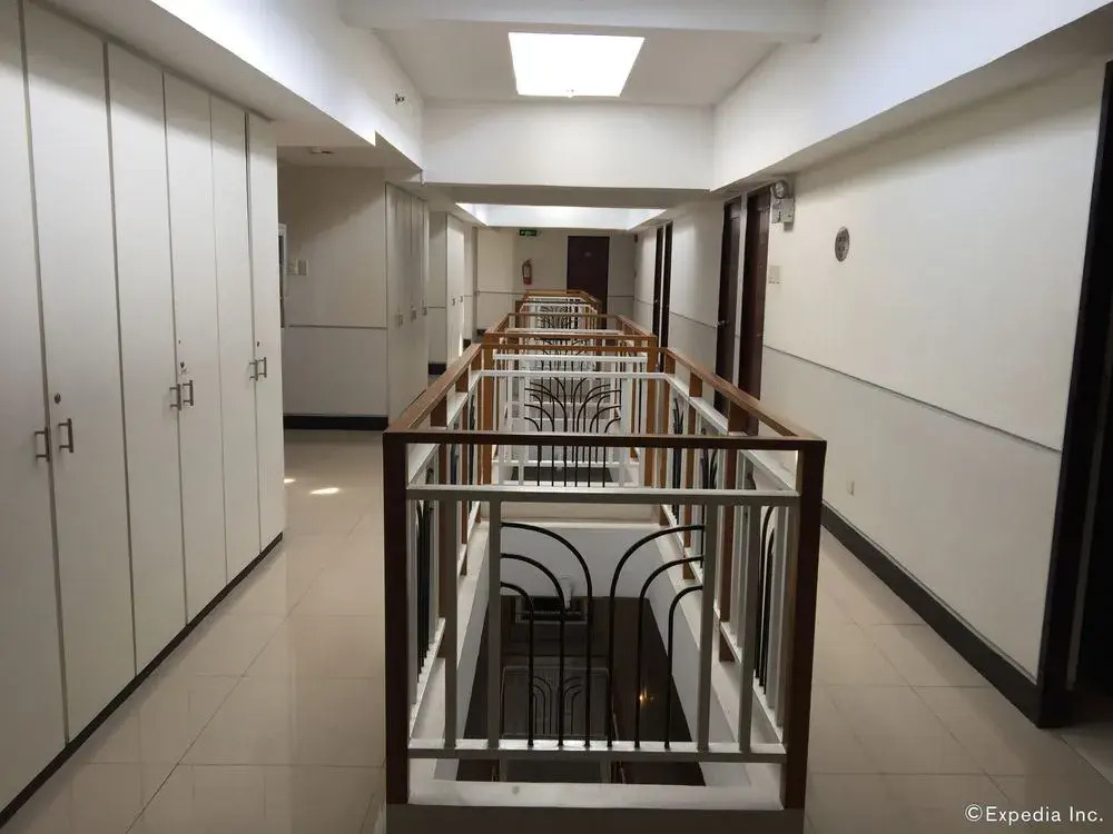OYO 543 Negrense Suites