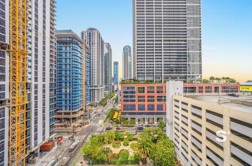 Sleek 1-BR & Den in Central Downtown