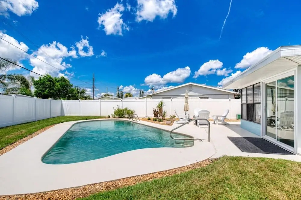 Tropical Vibes Bungalow w Pool