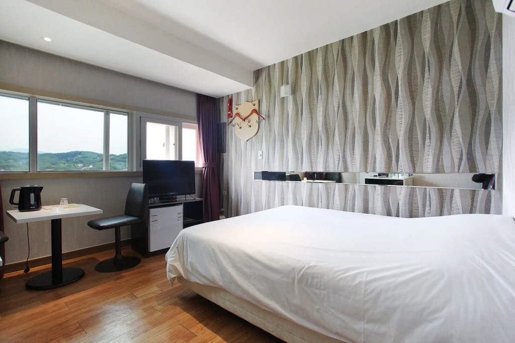 J hotel