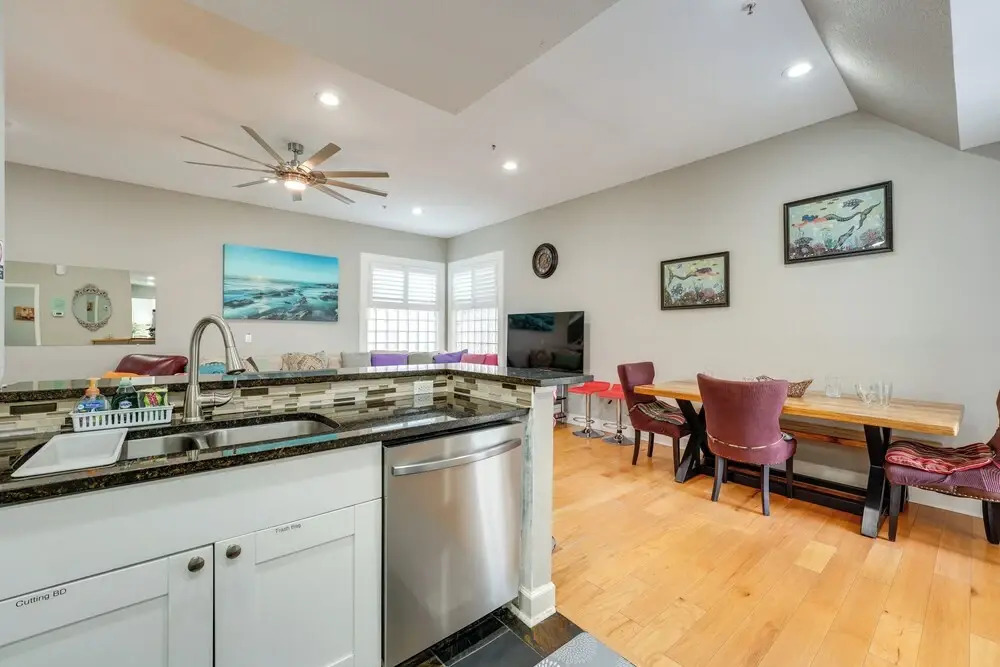 Coastal 'sea Side' Townhome - Walk to Beach!
