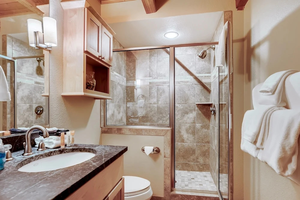 New Listing! Secluded Peak 7 W/ Hot Tub 5 Bedroom Home