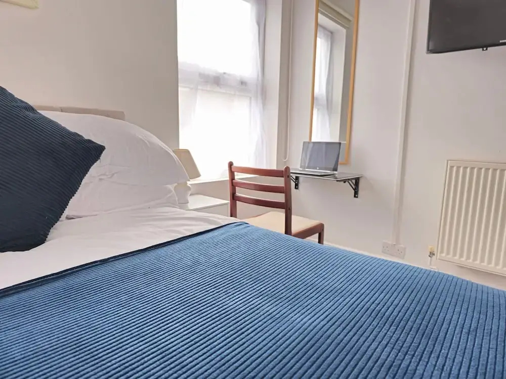 PRIVATE ROOM In TOWN CENTRE FREE PARKING WI FI AND PATIO WITH AA STAY LTD