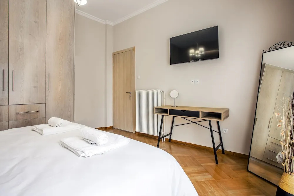 Spacious 3-Bedroom Apartment Near the Train