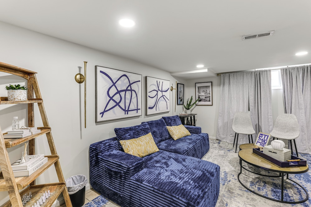 Walk to Patterson Park! Pet-friendly Townhome