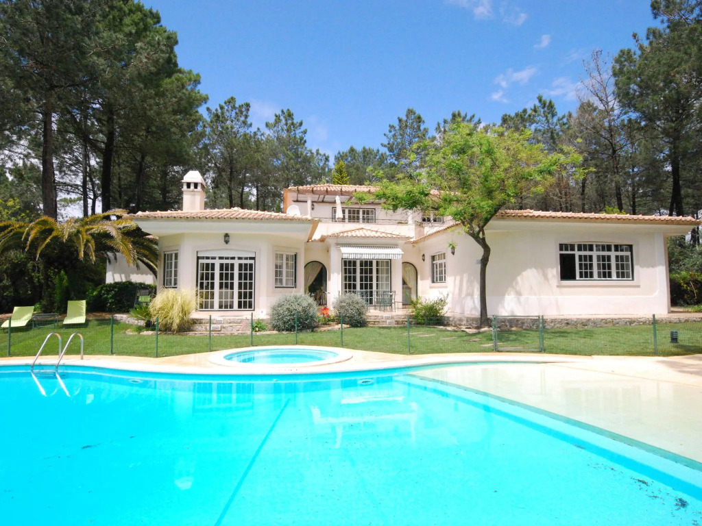 Luxurious Villa in Quinta do Conde with Private Terrace