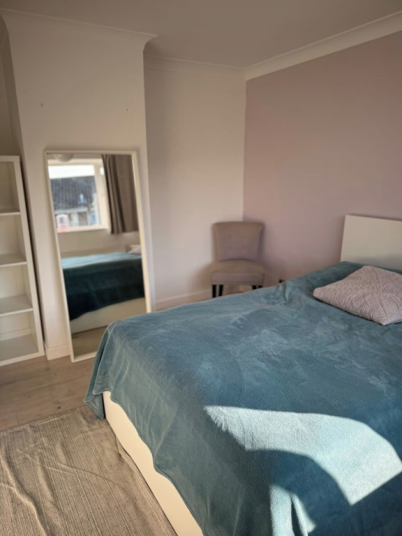 House - Sleeps 6 - Private Garden & Parking