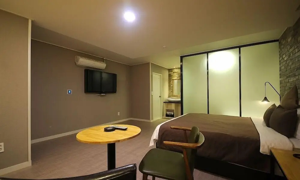 Hotel 385