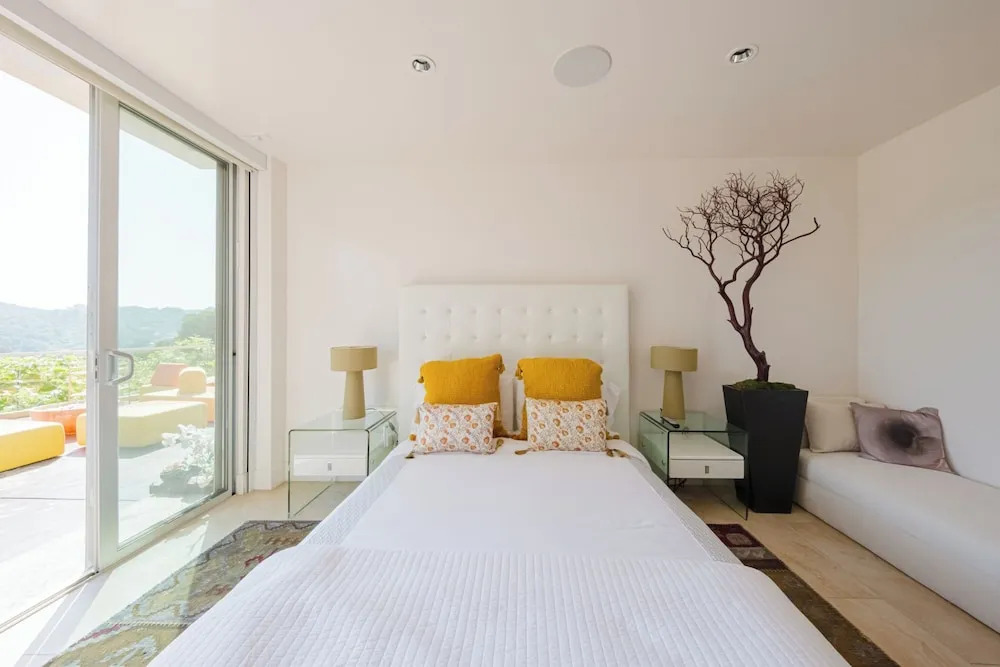 Zen Estate - Luxurious 5BR Beverly Hills Sanctuary With Pool & Canyon Views