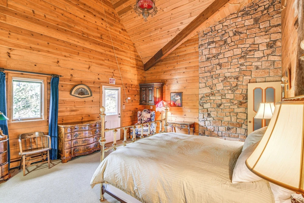 Game Room & Hot Tub: Serene Grand Mountain Chalet!