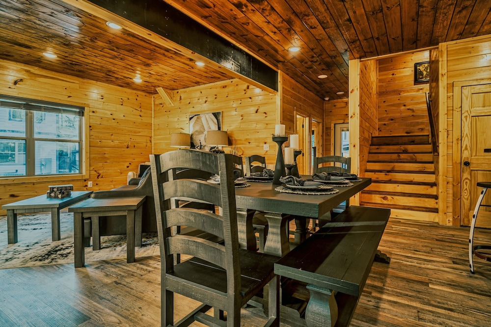 Stylish New 5BR 4BA Cabin Steps From Dollywood