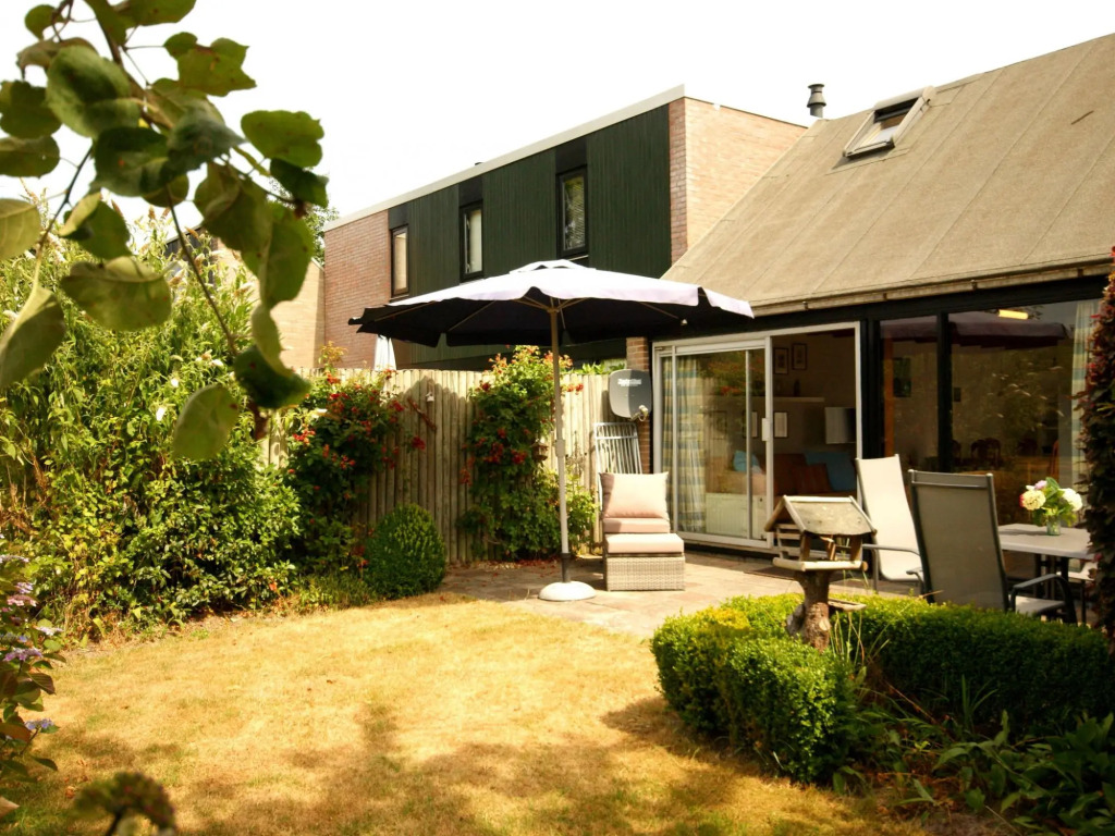 Holiday Home near Beach with Pool Access
