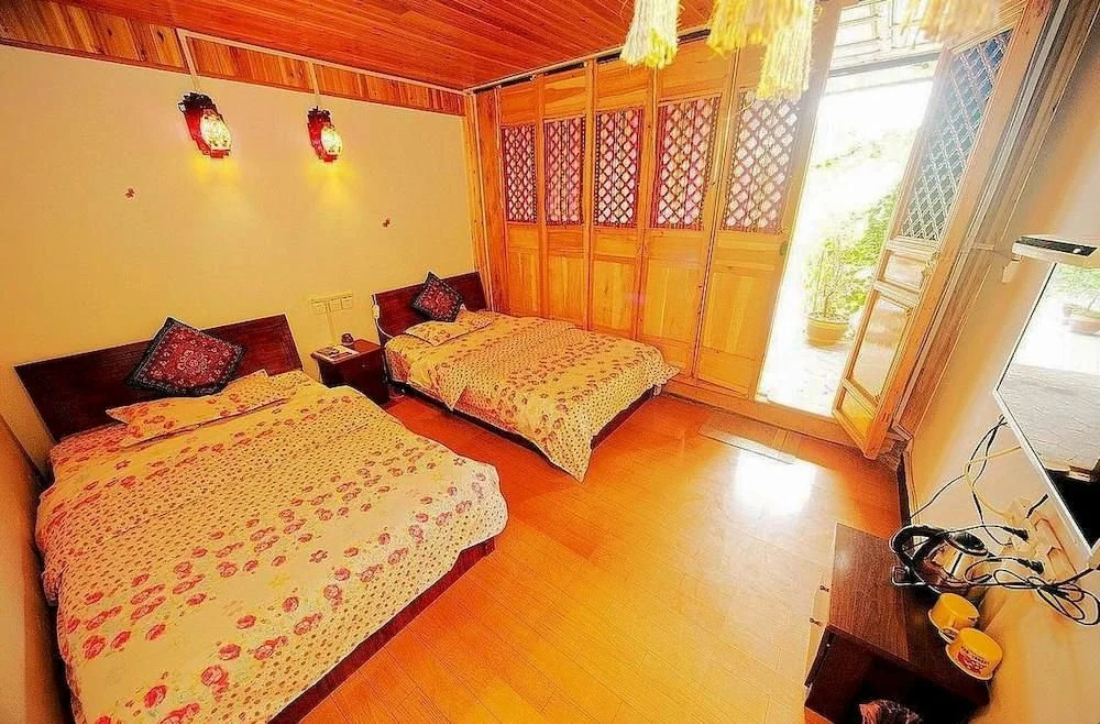 Lijiang Caicaijia Inn