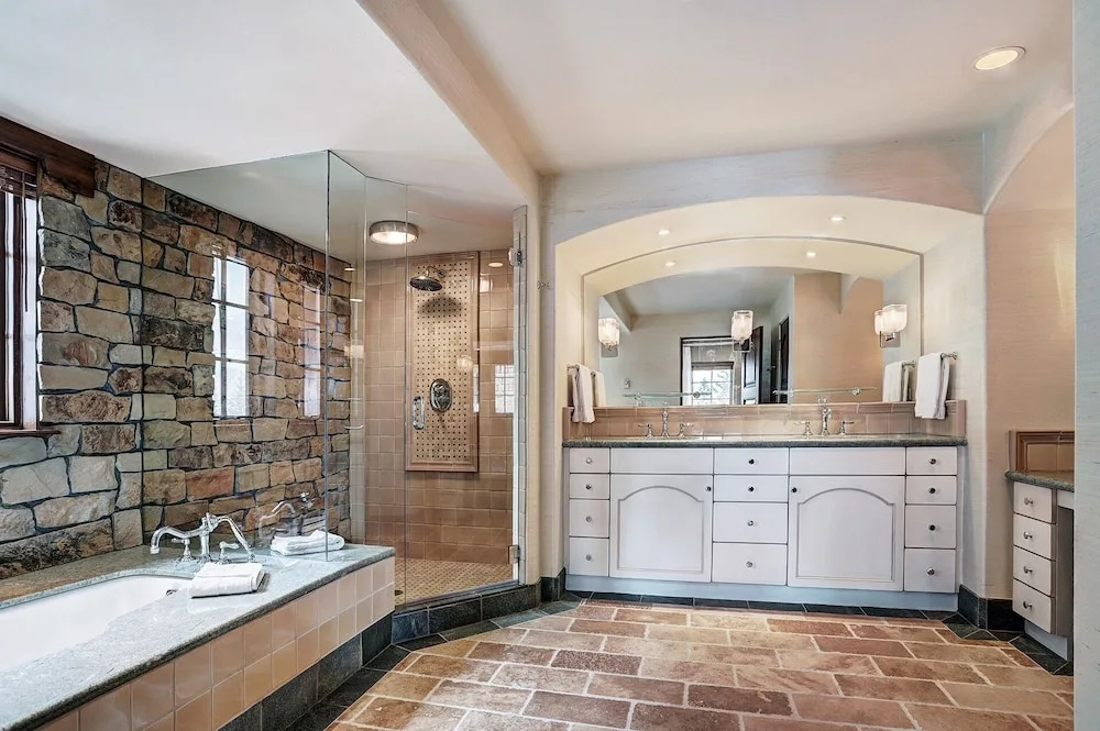 Gorgeous 5 Bedroom Private Chalet in Vail Village