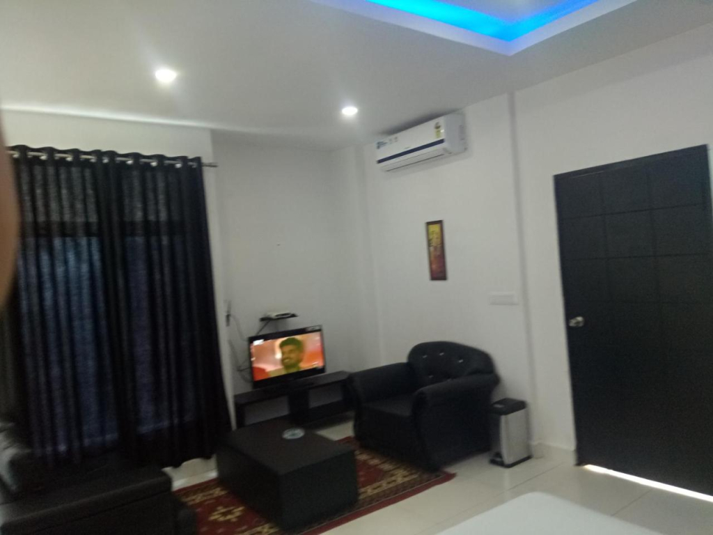 J. I. T HOTEL
