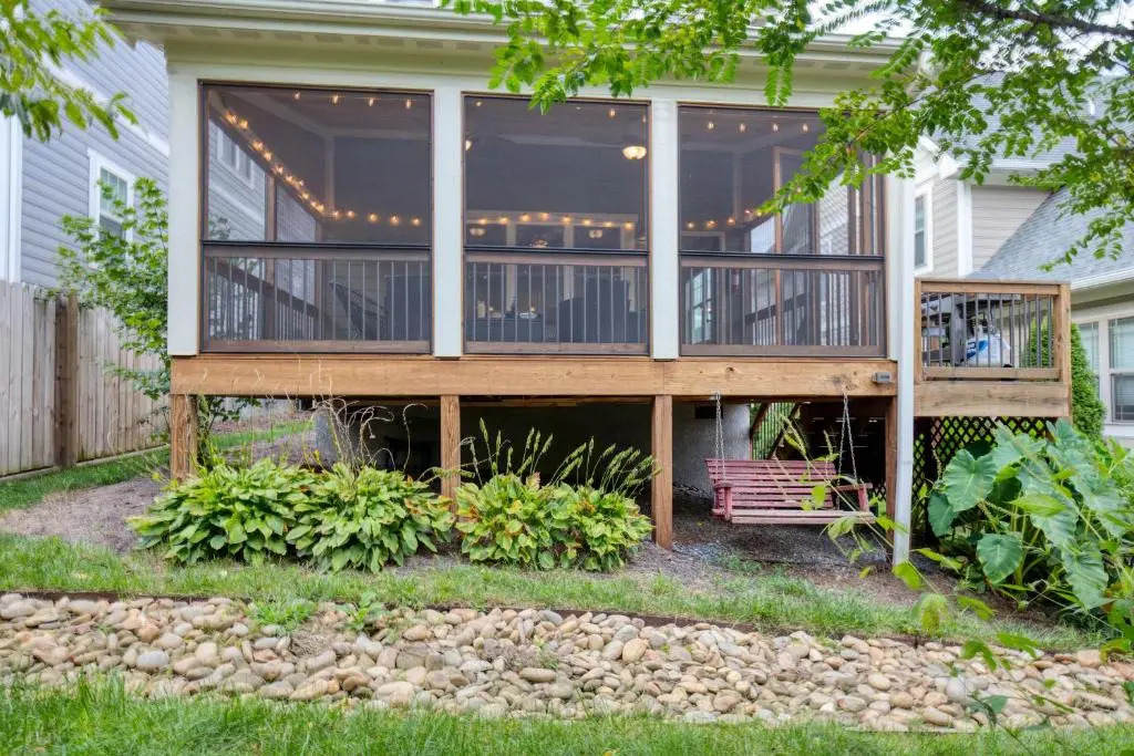 Covered Deck + Firepit Black Mountain Retreat Sweetgum by Avantstay
