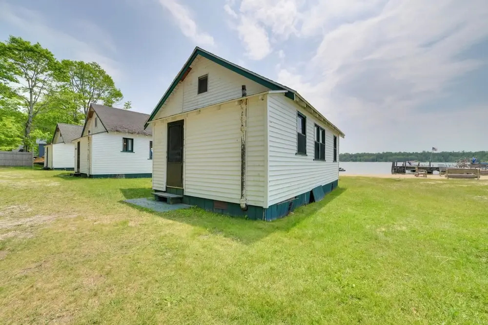 Free Boat Rentals! Beachside Les Cheneaux Cabin