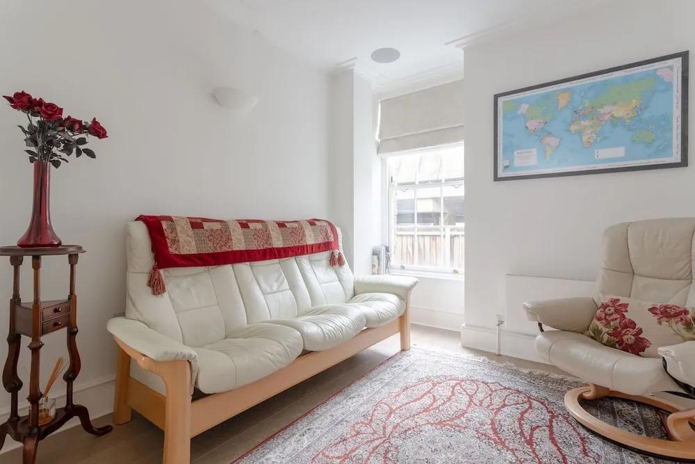 Lovely 4 Bedroom, 3 Storey East London House With Garden