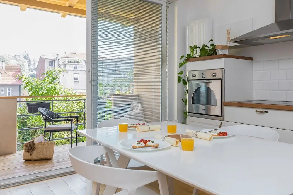 2BDR Design Apartment with Beautiful Terrace View